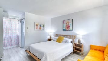 Desk, iron/ironing board, WiFi, bed sheets