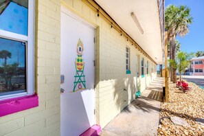 Exterior detail - Pineapple Shores Retro Inn 10 (Daytona Beach)