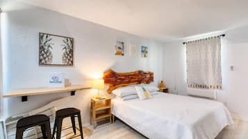 Skrivebord, strykejern/-brett, wi-fi og sengetøy