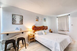 Desk, iron/ironing board, WiFi, bed sheets - Pineapple Shores Retro Inn 10 (Daytona Beach)