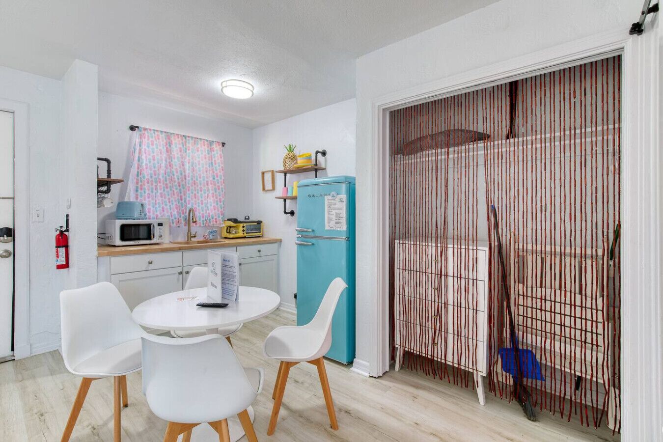 Jääkaappi, mikroaaltouuni, kahvin-/teenkeitin, leivänpaahdin