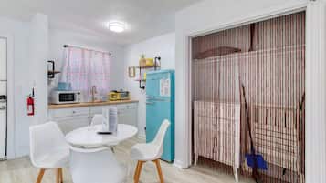 Jääkaappi, mikroaaltouuni, kahvin-/teenkeitin, leivänpaahdin