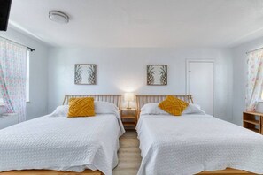 Escritorio, tabla de planchar con plancha, wifi y ropa de cama