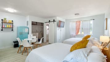 Skrivebord, strykejern/-brett, wi-fi og sengetøy