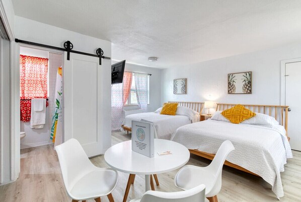 Työpöytä, silitysrauta/-lauta, Wi-Fi, vuodevaatteet