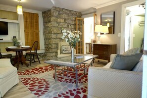 Smart TV, books - The Garden Suite (Eureka Springs)