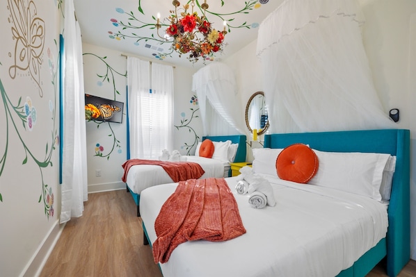 6 habitaciones, escritorio y tabla de planchar con plancha