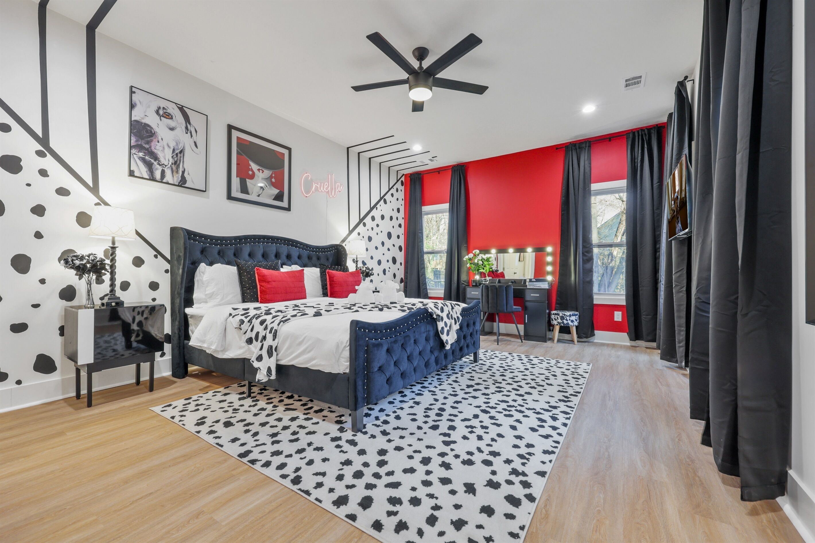 6 bedrooms, desk, iron/ironing board, travel crib