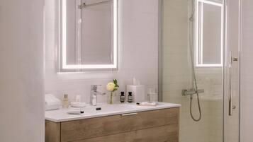 Rainfall showerhead, hair dryer, towels, soap