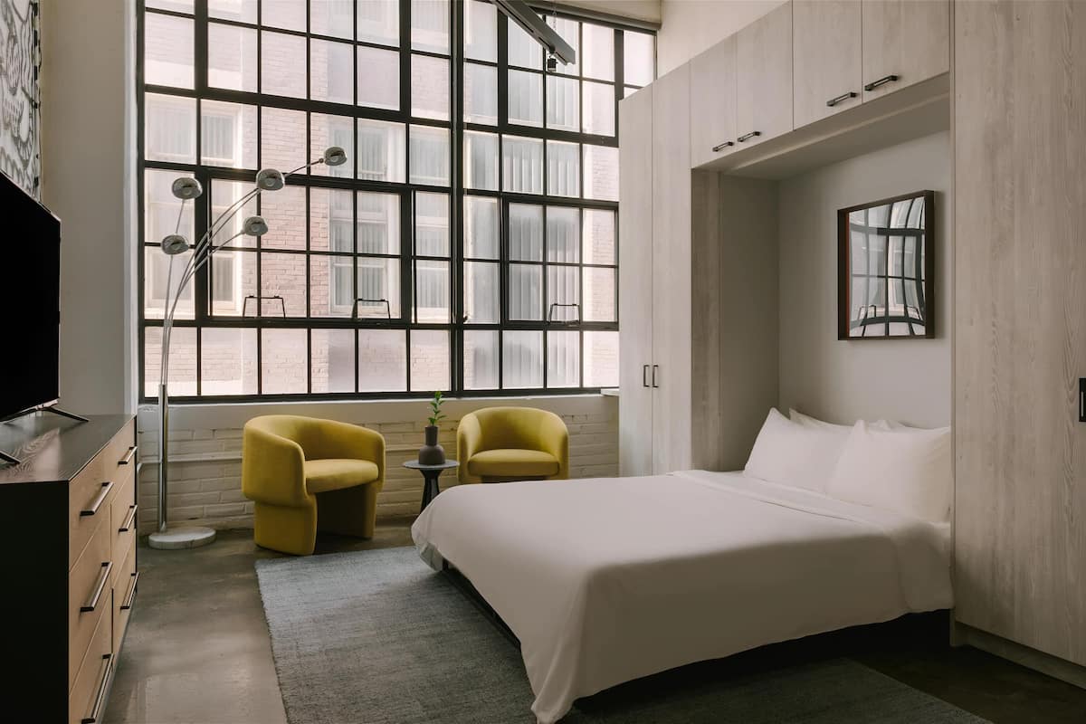 Apartamento, 1 cama Queen, acessível, para não fumantes (Studio, Roll-In Shower) | Roupas de cama premium