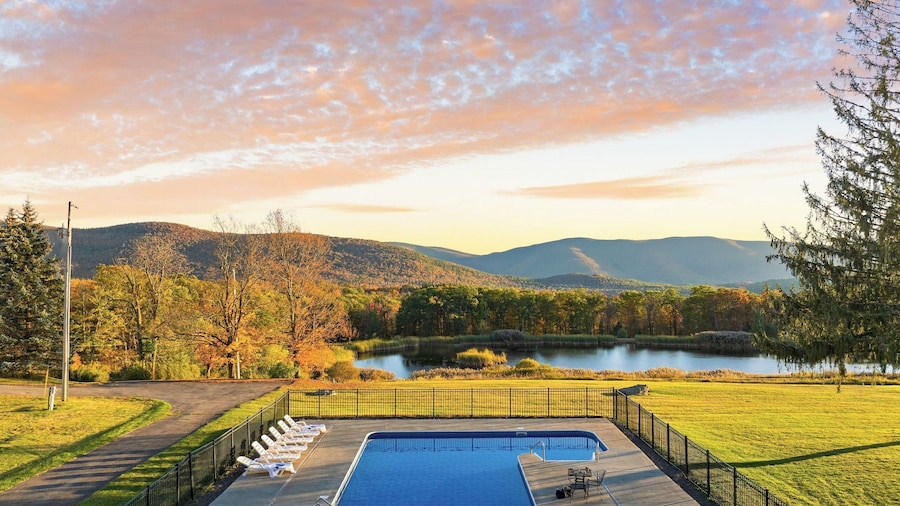 风景如画的卡茨基尔度假屋 游泳池、热水浴缸、游戏室、湖泊和美景 Mountainview Estate by Avantstay