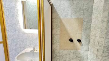 Hiustenkuivaaja, pyyhkeet, saippua, sampoo