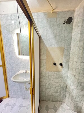 Secador de pelo, toallas, jabón y champú