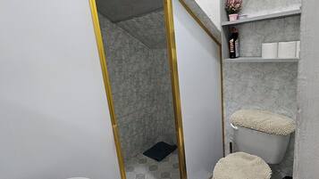 Hiustenkuivaaja, pyyhkeet, saippua, sampoo