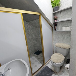 Hiustenkuivaaja, pyyhkeet, saippua, sampoo