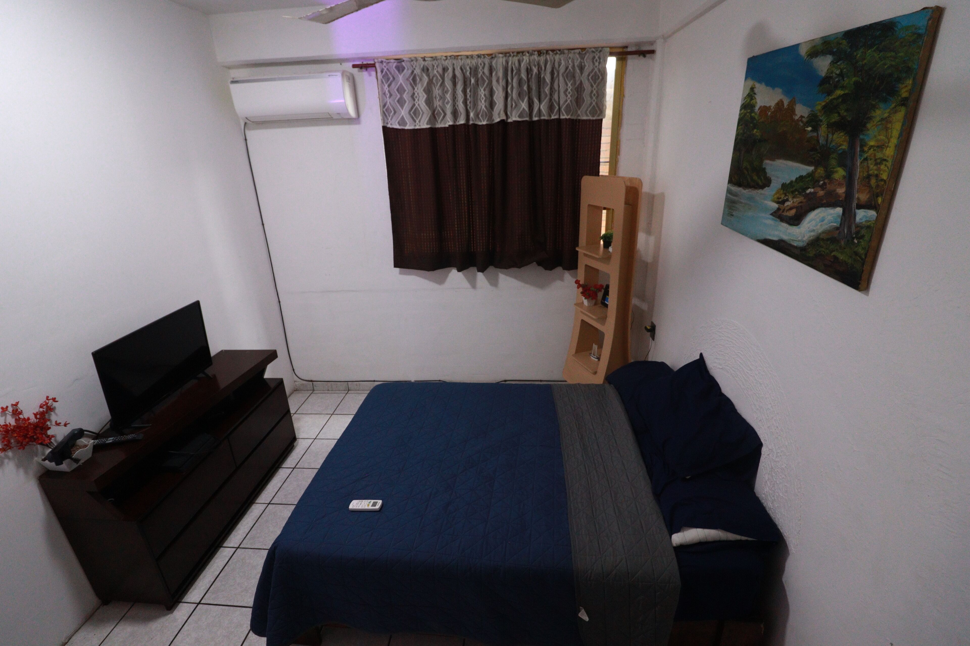 Silitysrauta/-lauta, ilmainen Wi-Fi, vuodevaatteet