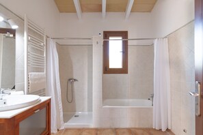 Shower, hair dryer, towels - Son Joan Jaume Ros by Rentallorca (Manacor)