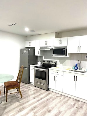 Private kitchen - Entire Large Studio with kitchen in gorgeous Surrey with AC (Surrey)