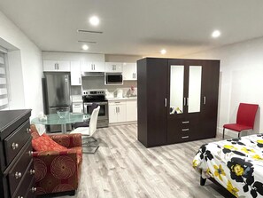 1 bedroom, free WiFi, bed sheets - Entire Large Studio with kitchen in gorgeous Surrey with AC (Surrey)