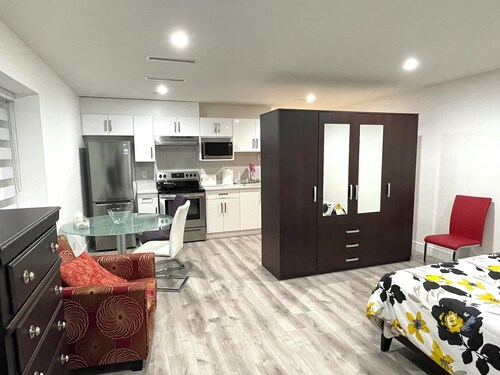 Entire Large Studio with kitchen in gorgeous Surrey with AC