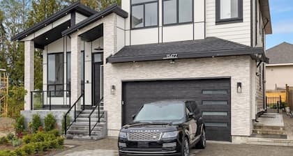 Entire Large Studio with kitchen in gorgeous Surrey with AC