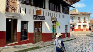 A cobblestone street with a building featuring a sign for 'Recorrido Turístico'. - Antica Casa Dáttoli (Cuetzalan del Progreso)