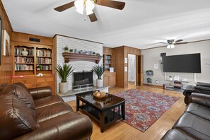 Una televisión, una chimenea