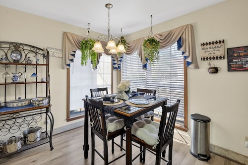 Graceland Getaway – Spacious 4BR Memphis House