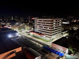 Un edificio de varios pisos con un diseño arquitectónico moderno, que cuenta con un patio central y varios balcones.