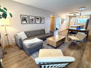 Smart TV, fireplace, books - Cozy Family 2-Bedroom Getaway in Canmore,  perfect for families! (Canmore)