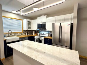 Fridge, microwave, oven, stovetop - Cozy Family 2-Bedroom Getaway in Canmore,  perfect for families! (Canmore)