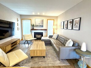 Smart TV, chimenea y libros 