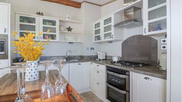 Dishwasher, cookware/dishes/utensils