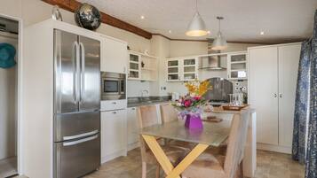 Dishwasher, cookware/dishes/utensils