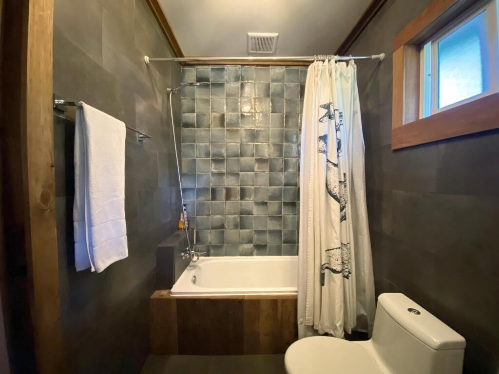 Haartrockner, Handtücher, Seife, Toilettenpapier