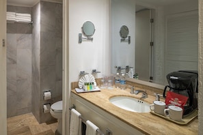Douche, douche à « effet pluie », articles de toilette de luxe