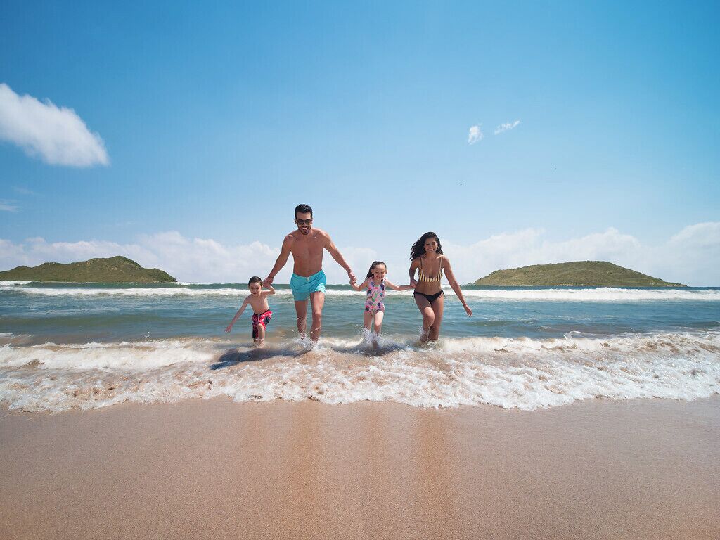 Ubicación a pie de playa, tumbonas, sombrillas y toallas de playa
