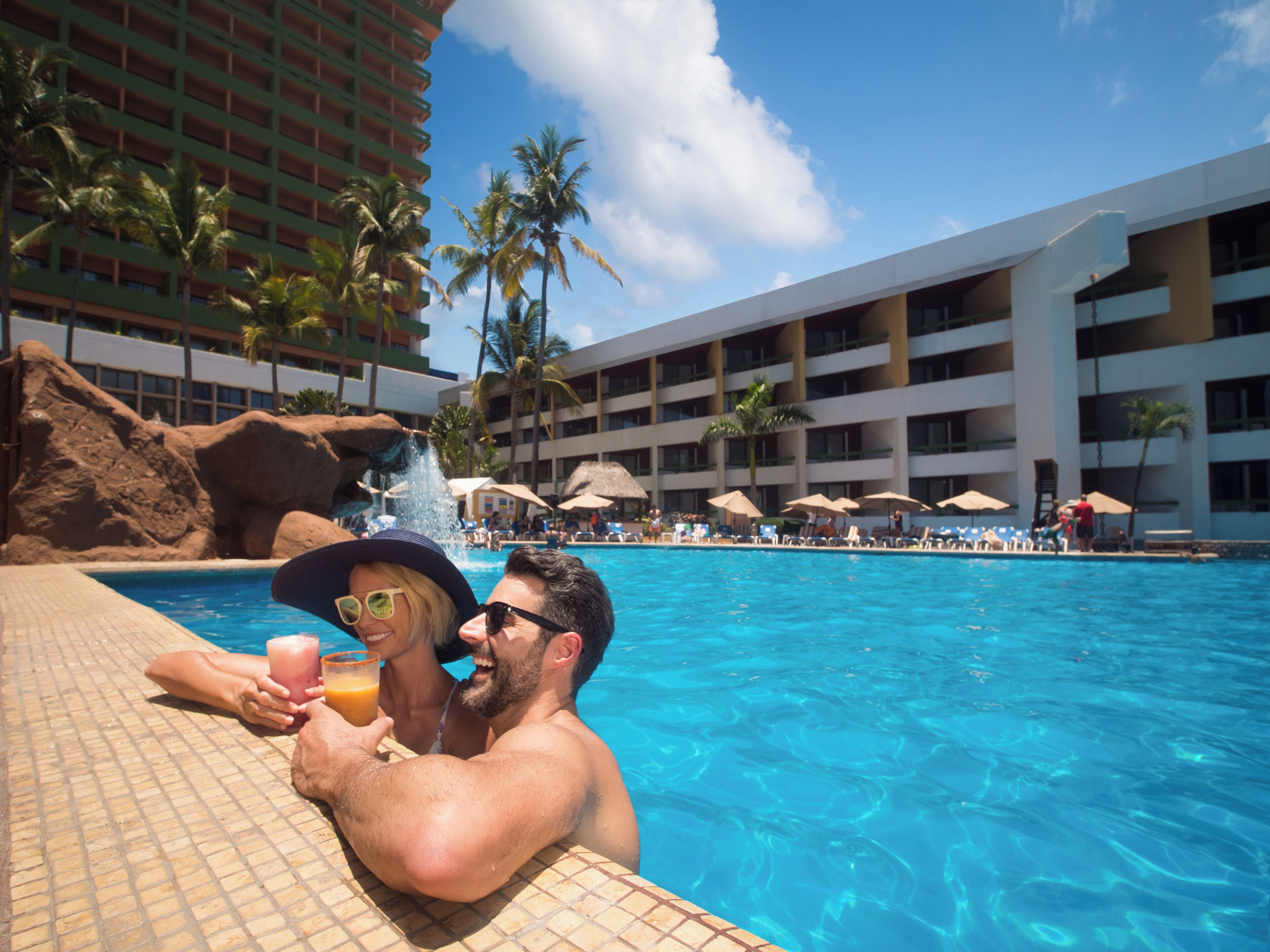 Una piscina al aire libre, sombrillas