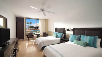 Estandar Vista a la Piscina | Caja de seguridad en la habitación y tabla de planchar con plancha