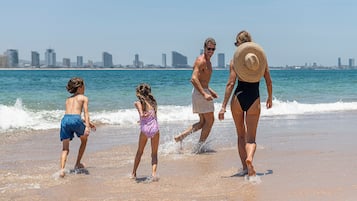 Accommodatie ligt op het strand, parasols, strandlakens
