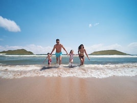 En la playa, sombrillas, toallas de playa