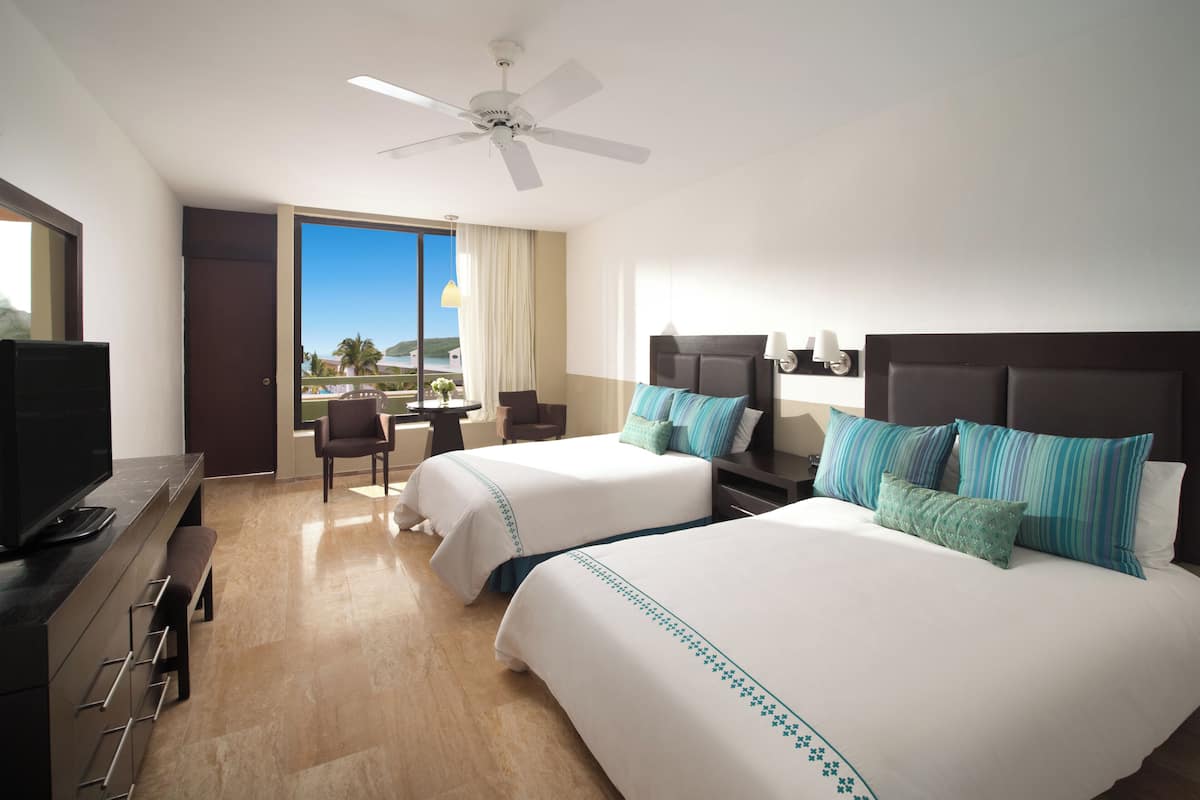 Studio, vue piscine | Coffres-forts dans les chambres, fer et planche Ă repasser