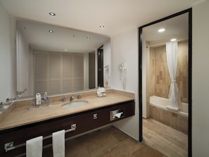 Standard Ocean View | Bathroom | Combined shower/tub, rainfall showerhead, free toiletries, hair dryer - El Cid Castilla Beach Hotel - All Inclusive (Mazatlán)