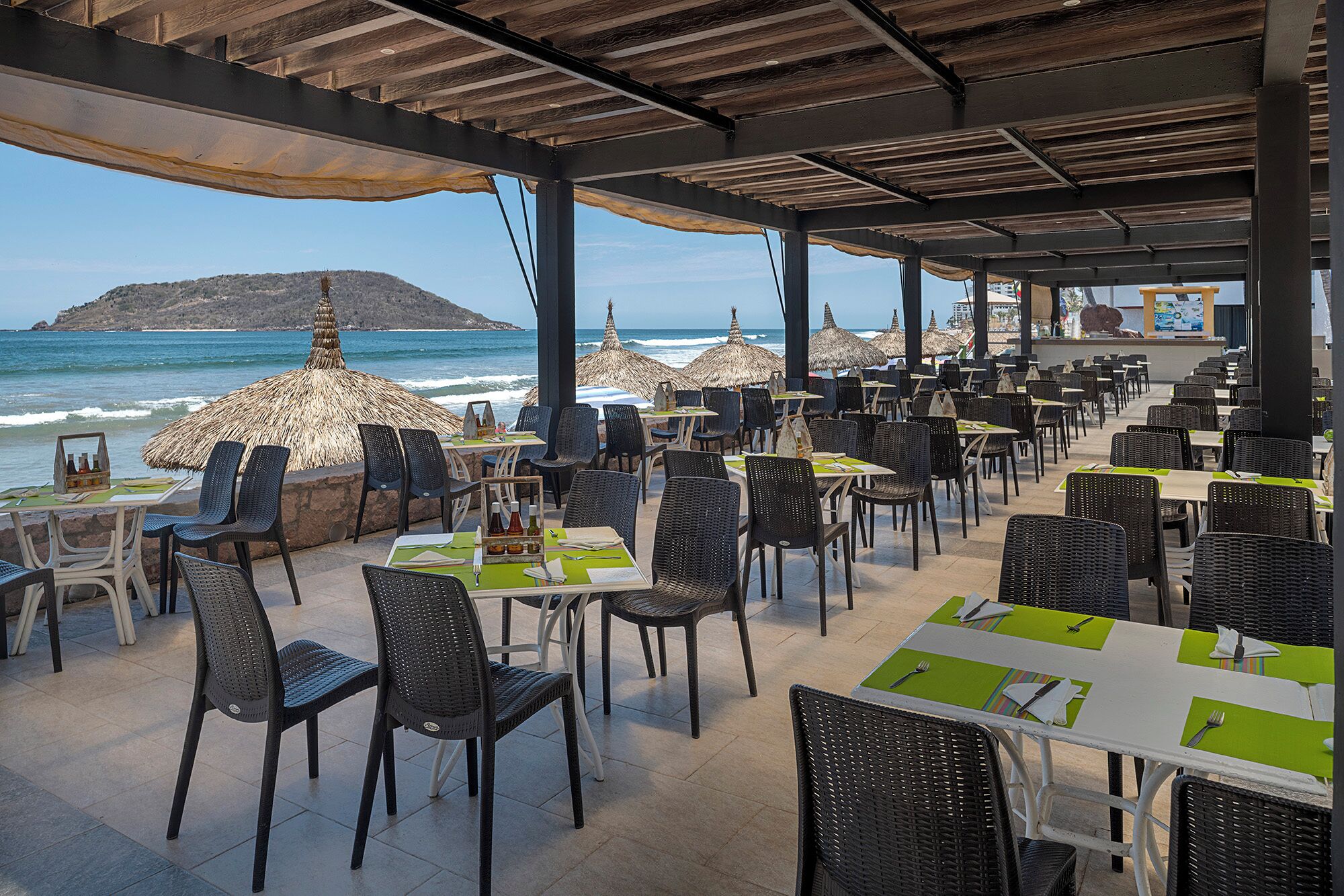 5 restaurantes; se sirve desayuno, almuerzo y cena