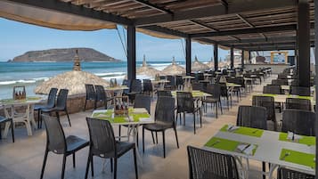 5 restaurantes; se sirve desayuno, almuerzo y cena