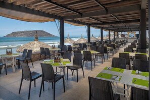 5 restaurants; breakfast, lunch and dinner served  - El Cid Castilla Beach Hotel - All Inclusive (Mazatlán)