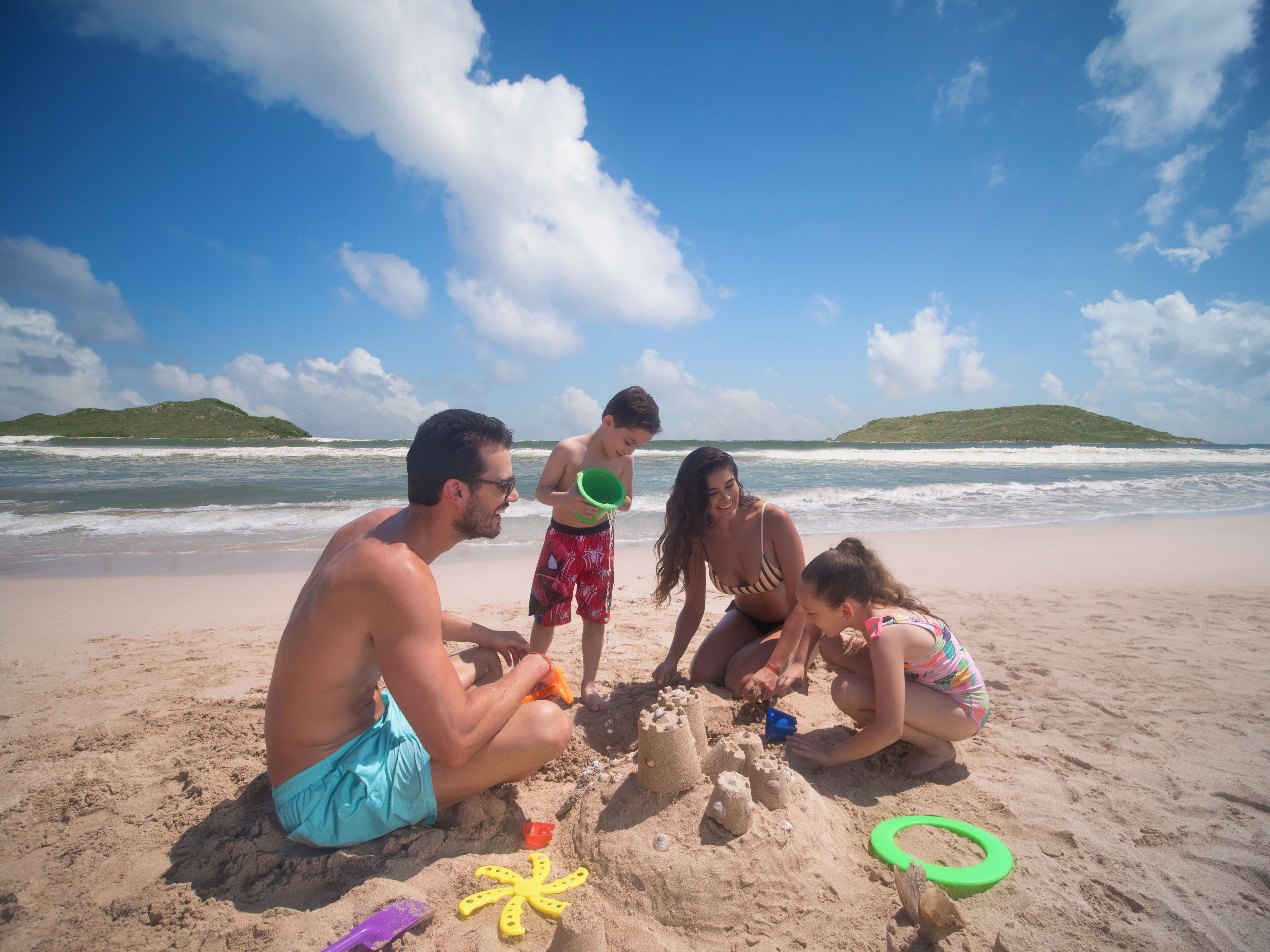 Na praia, espreguiçadeiras, guarda-sóis, toalhas de praia 