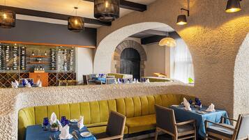 5 restaurantes; se sirven desayunos, almuerzos y cenas