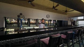 2 bars/lounges