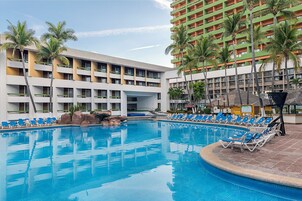 Una piscina al aire libre, camas de piscina gratis, sombrillas
